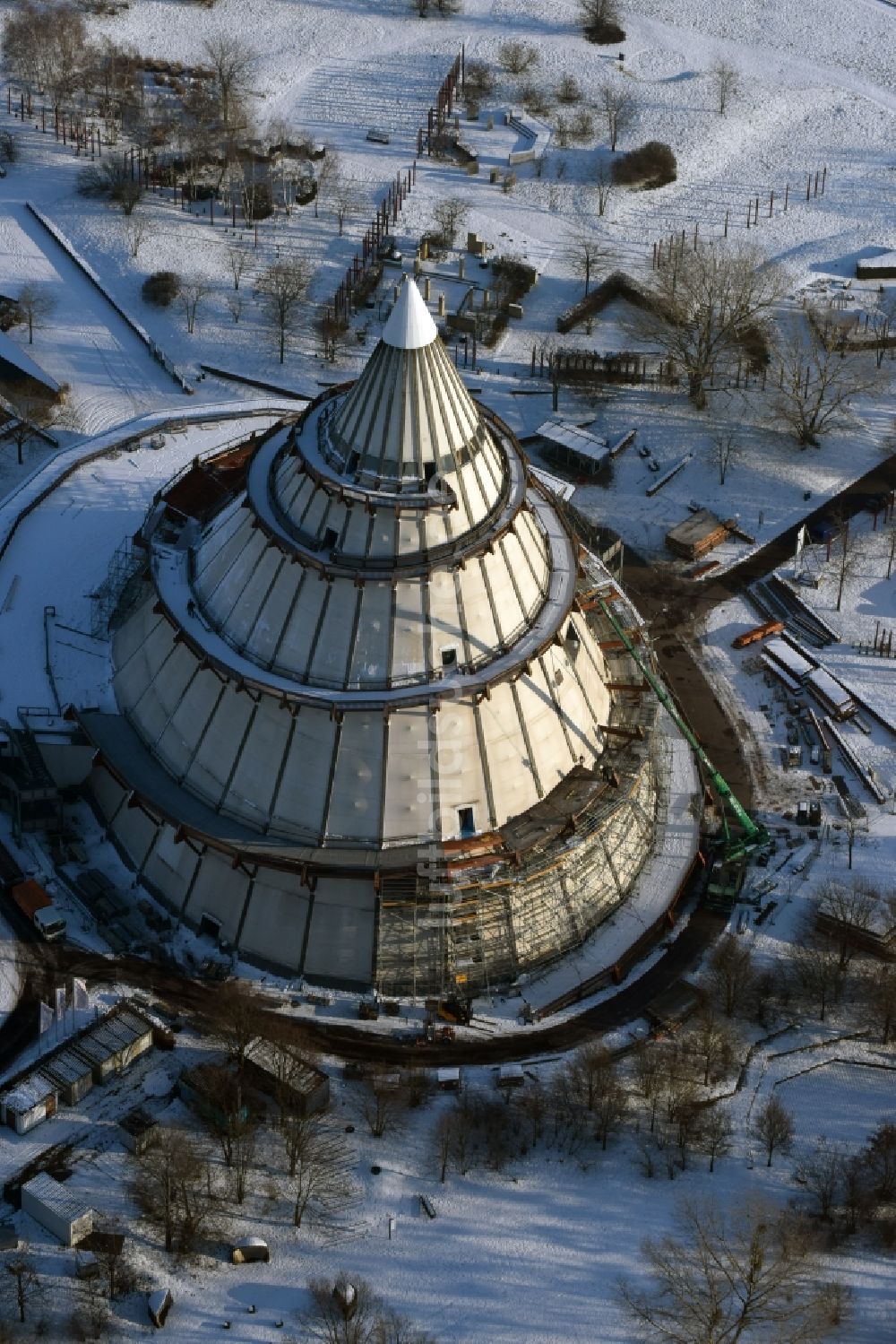 Magdeburg aus der Vogelperspektive: Sanierungsarbeiten am winterlich schneebedeckten Holzbauwerk Jahrtausendturm im Elbauenpark in Magdeburg im Bundesland Sachsen-Anhalt