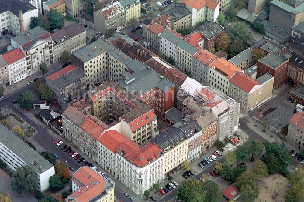 Berlin aus der Vogelperspektive: Sanierungsgebiet im Altbau- Wohngebiet am Teutoburger Platz in Berlin Prenzlauer Berg