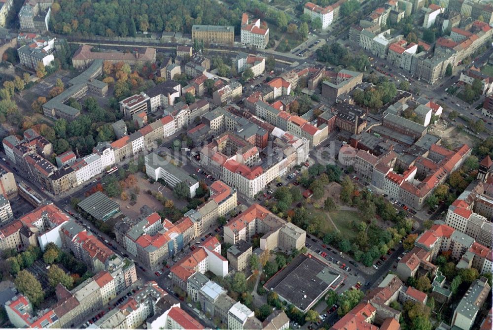 Berlin aus der Vogelperspektive: Sanierungsgebiet im Altbau- Wohngebiet am Teutoburger Platz in Berlin Prenzlauer Berg