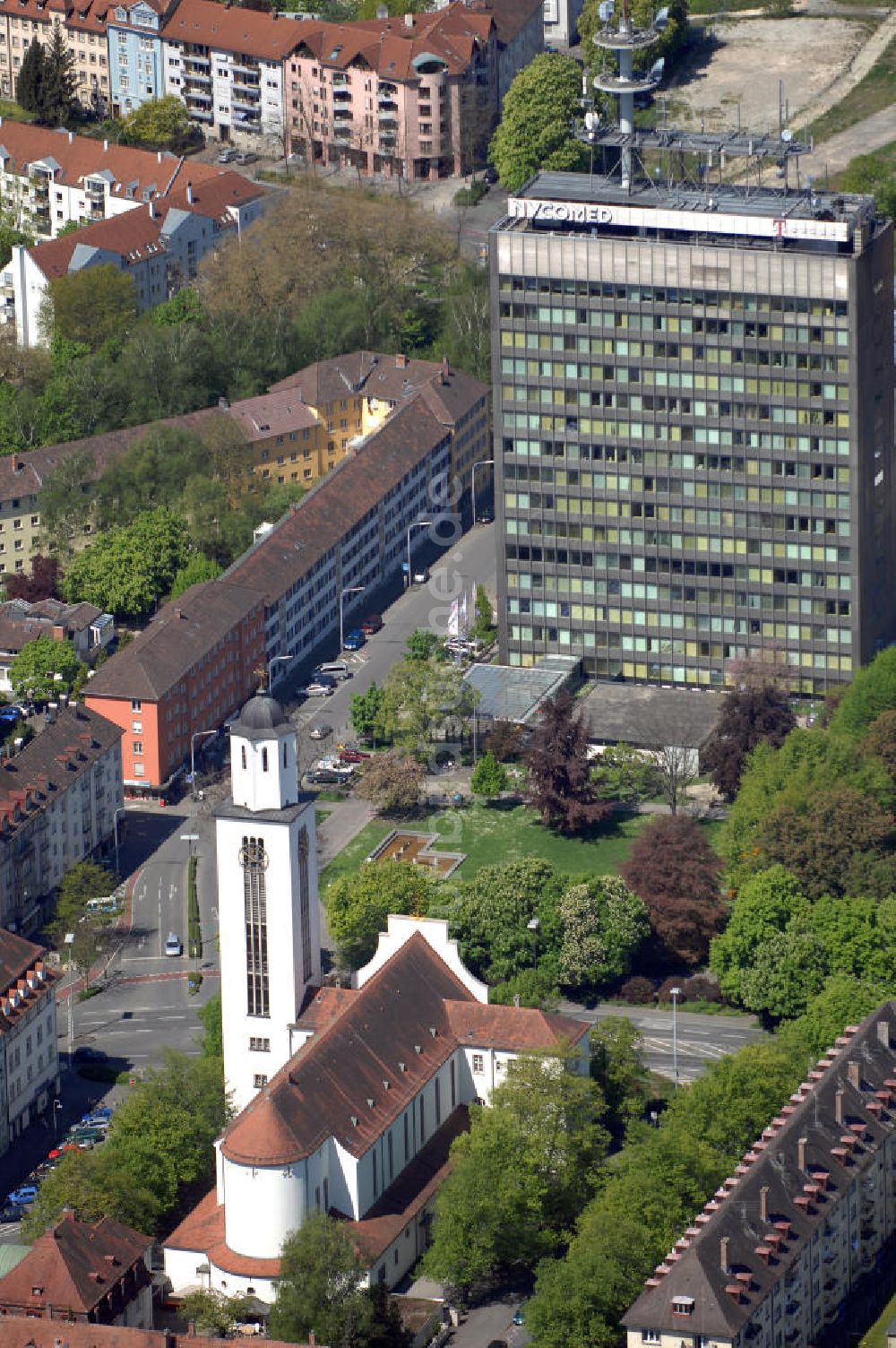 Konstanz aus der Vogelperspektive: Sankt Gebhard-Kirche und Telekom-Hochhaus in Konstanz