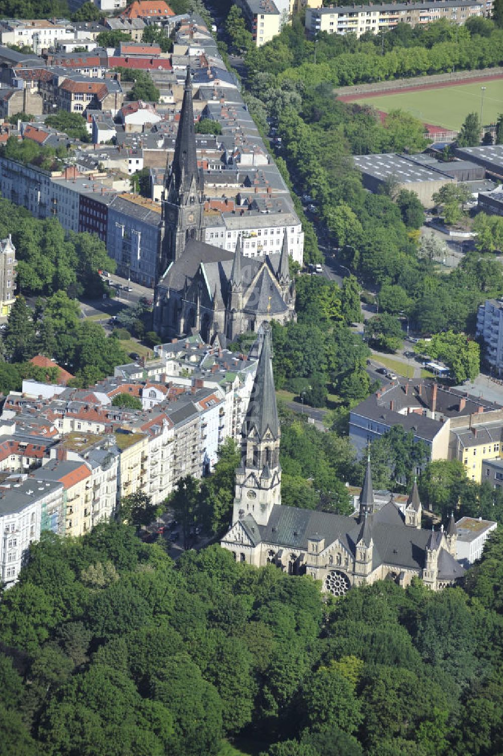 Berlin von oben - Sankt-Johann-Basilika, Kirche am Südstern und Sportplatz der Aziz-Nesin-Grundschule in Berlin