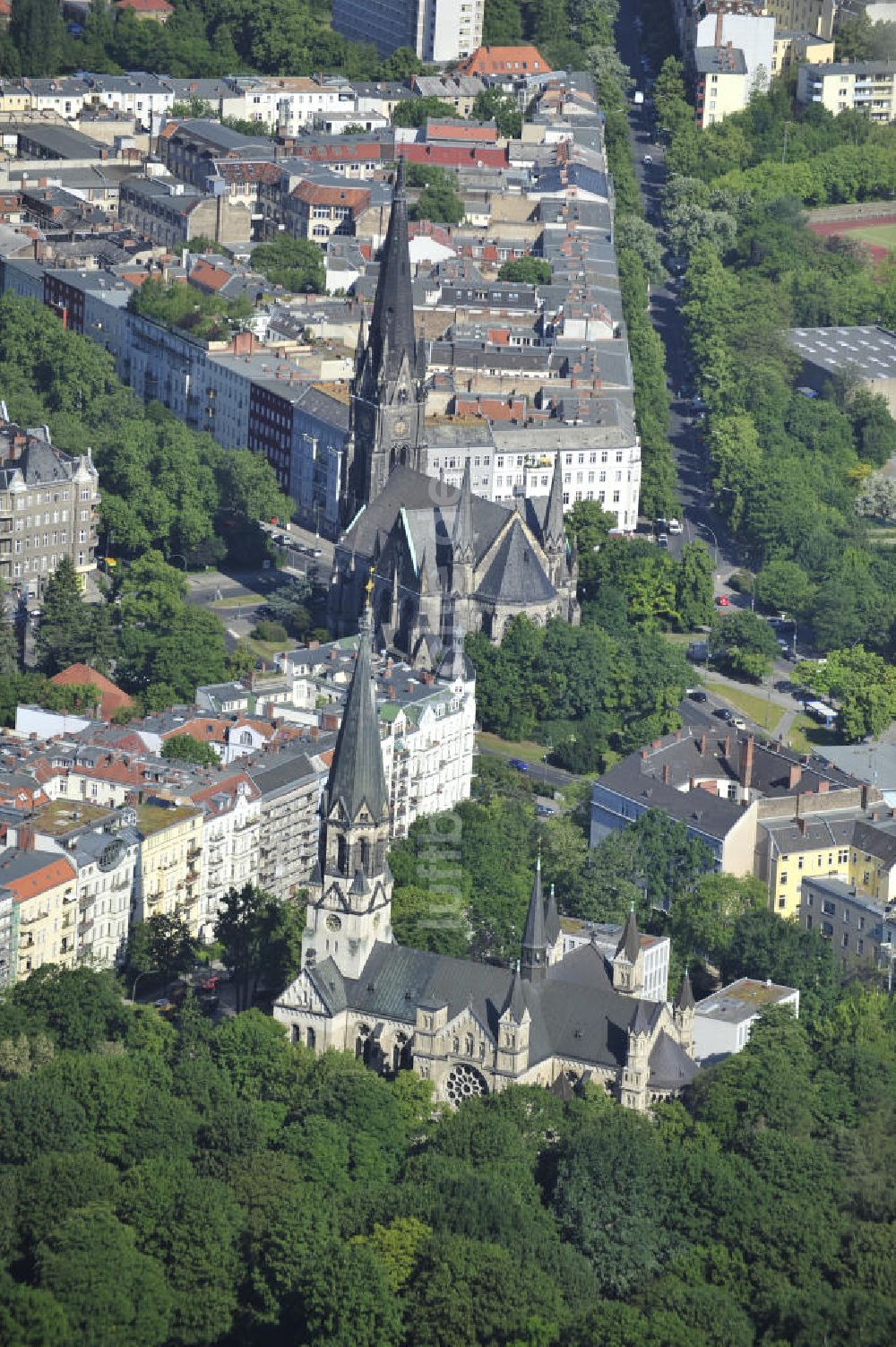 Berlin aus der Vogelperspektive: Sankt-Johann-Basilika, Kirche am Südstern und Sportplatz der Aziz-Nesin-Grundschule in Berlin