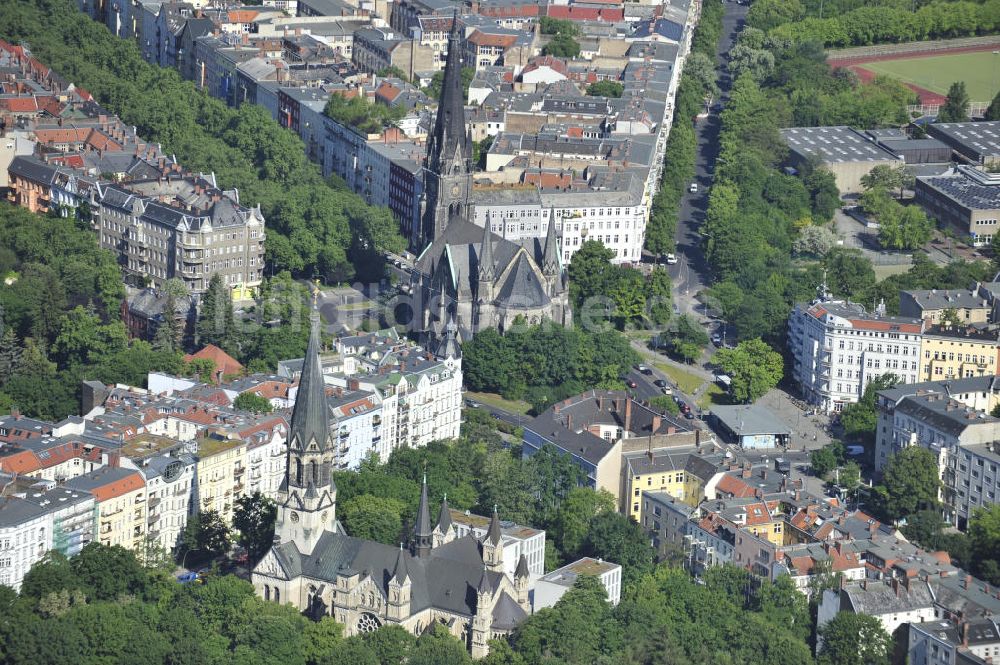 Luftaufnahme Berlin - Sankt-Johann-Basilika, Kirche am Südstern und Sportplatz der Aziz-Nesin-Grundschule in Berlin