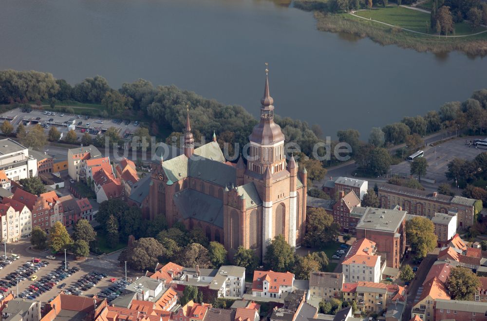 Luftbild Stralsund - Sankt Marien-Kirche in der Hansestadt Stralsund im Bundesland Mecklenburg-Vorpommern