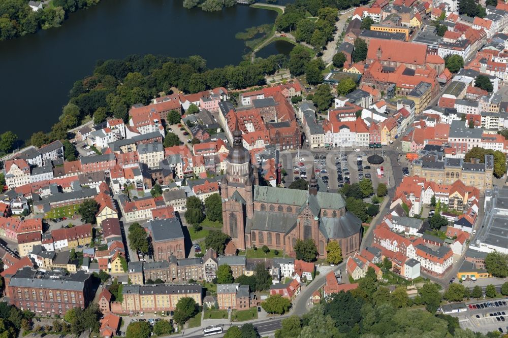 Stralsund aus der Vogelperspektive: Sankt Marien-Kirche in der Hansestadt Stralsund im Bundesland Mecklenburg-Vorpommern