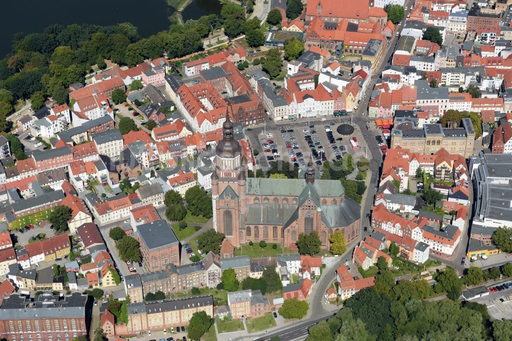 Luftbild Stralsund - Sankt Marien-Kirche in der Hansestadt Stralsund im Bundesland Mecklenburg-Vorpommern