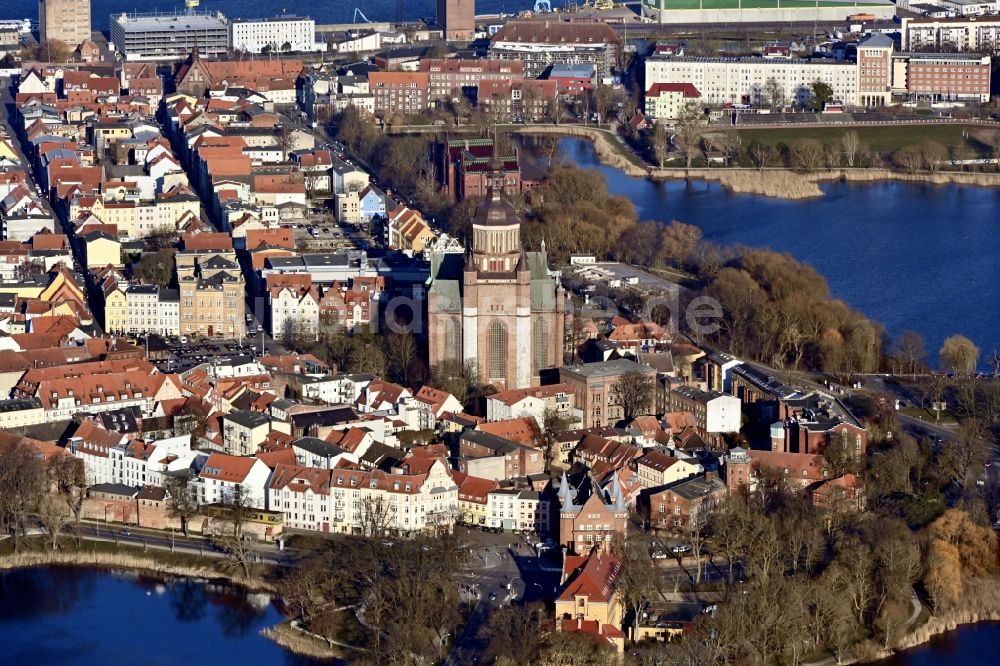 Hansestadt Stralsund von oben - Sankt Marien-Kirche in der Hansestadt Stralsund im Bundesland Mecklenburg-Vorpommern