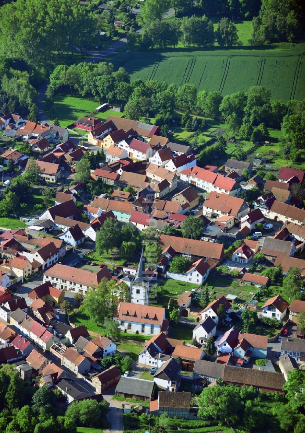 Luftaufnahme Pferdingsleben - Sankt Wigbert Kirche im Dorfkern von Pferdingsleben im Bundesland Thüringen