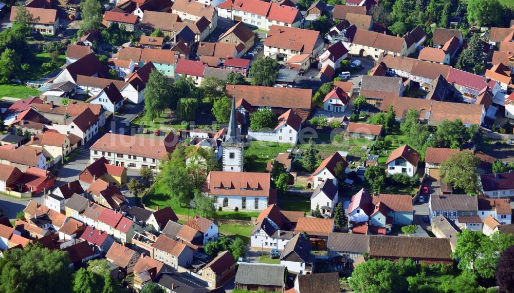 Pferdingsleben aus der Vogelperspektive: Sankt Wigbert Kirche im Dorfkern von Pferdingsleben im Bundesland Thüringen