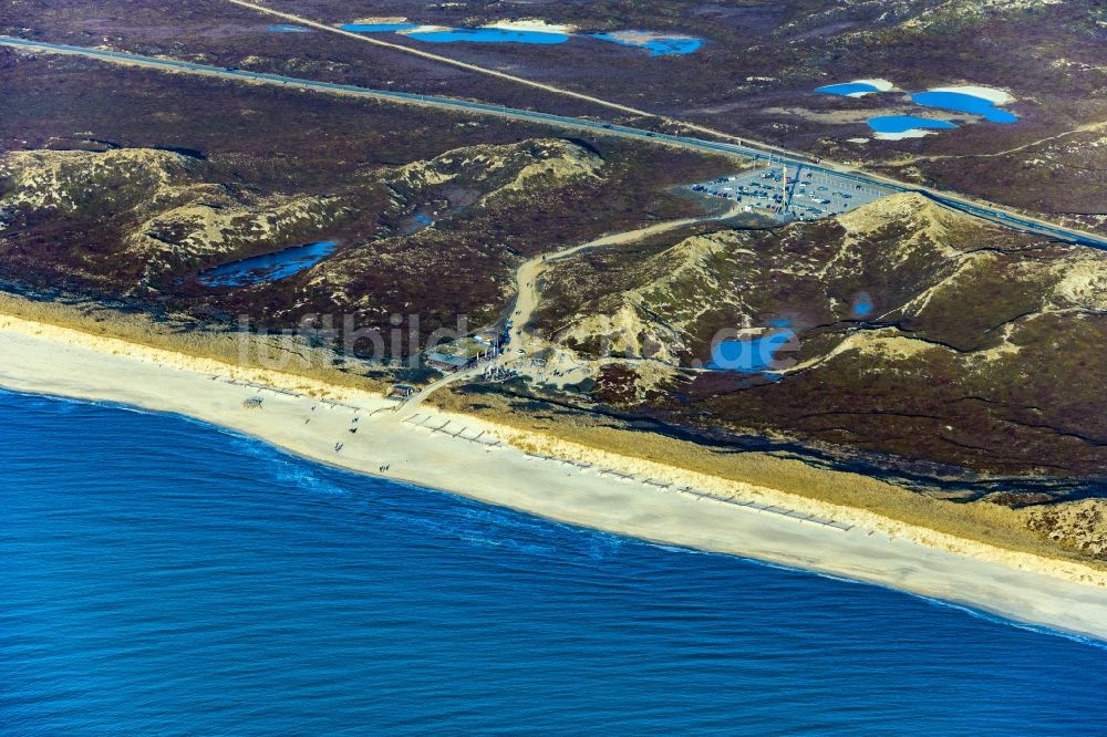 Luftbild Sylt - Sansibar Tische und Sitzbänke der Freiluft- Gaststätten am Weststrand im Ortsteil Rantum (Sylt) in Sylt im Bundesland Schleswig-Holstein, Deutschland