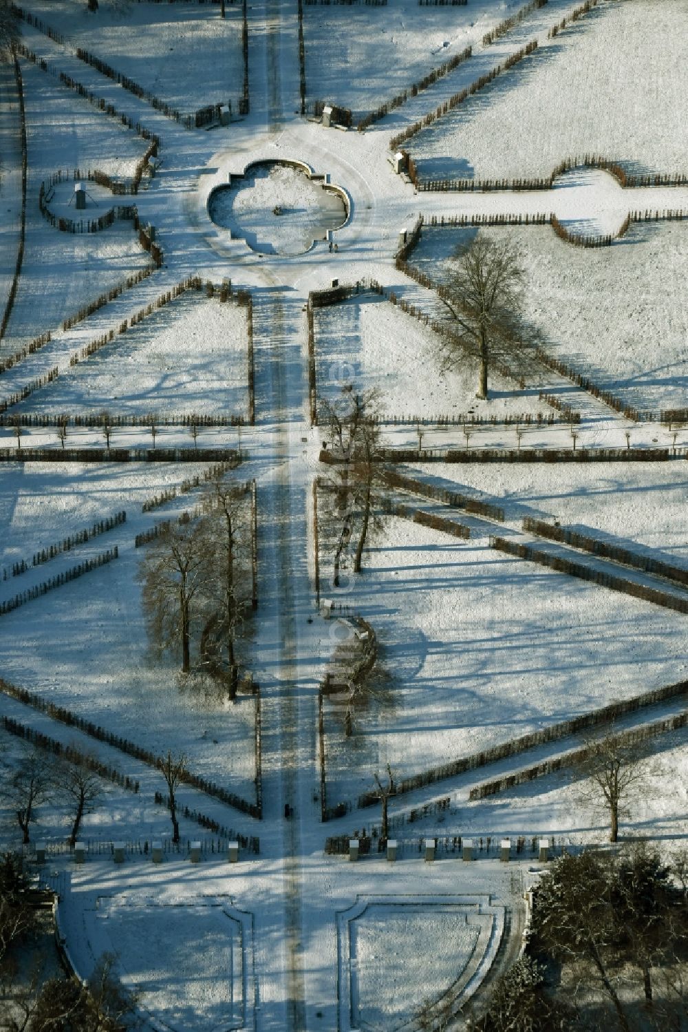 Luftbild Potsdam - Sanssouci Parkanlage an der winterlich schneebedeckten Hauptallee in Potsdam im Bundesland Brandenburg