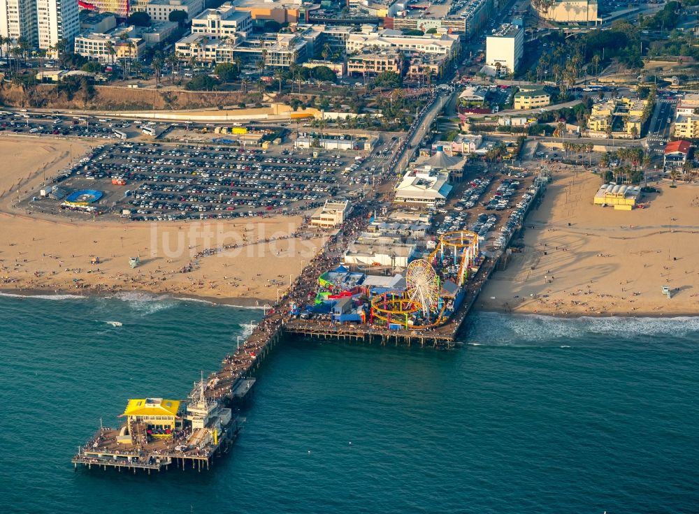 Santa Monica aus der Vogelperspektive: Santa Monica Pier am Sandstrand an der Pazifikküste in Santa Monica in Kalifornien, USA