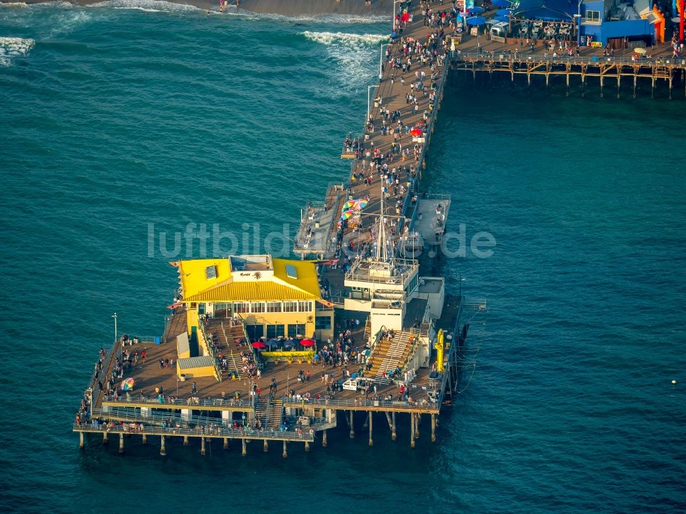 Luftaufnahme Santa Monica - Santa Monica Pier am Sandstrand an der Pazifikküste in Santa Monica in Kalifornien, USA