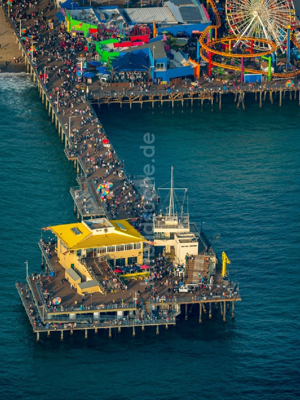 Santa Monica von oben - Santa Monica Pier am Sandstrand an der Pazifikküste in Santa Monica in Kalifornien, USA