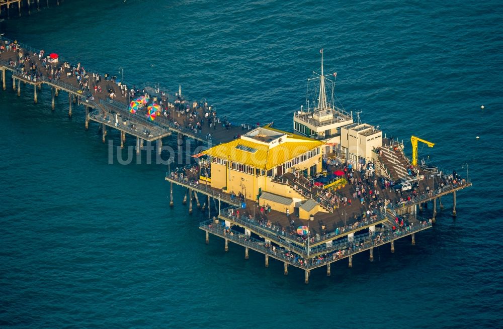 Santa Monica aus der Vogelperspektive: Santa Monica Pier am Sandstrand an der Pazifikküste in Santa Monica in Kalifornien, USA