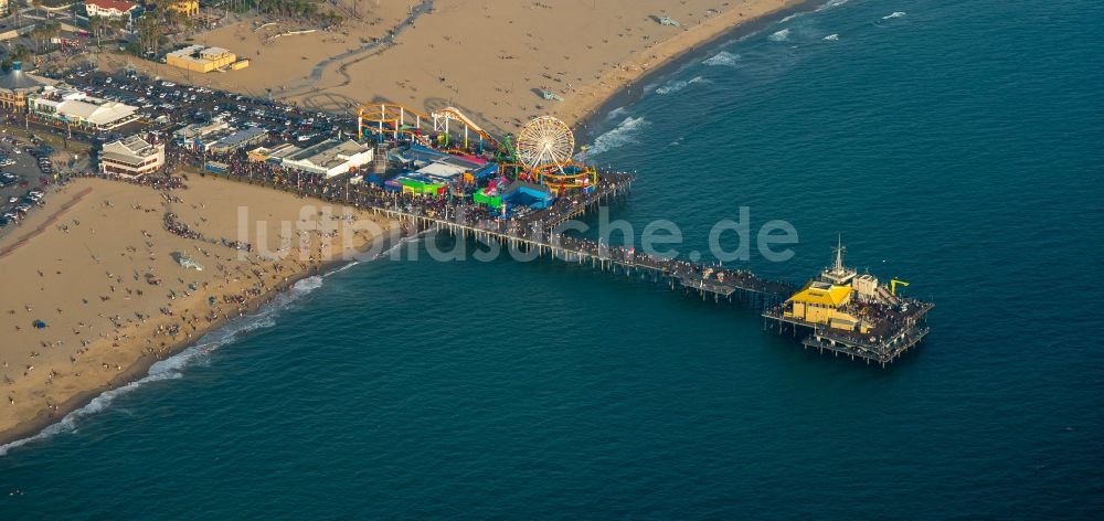 Luftbild Santa Monica - Santa Monica Pier am Sandstrand an der Pazifikküste in Santa Monica in Kalifornien, USA