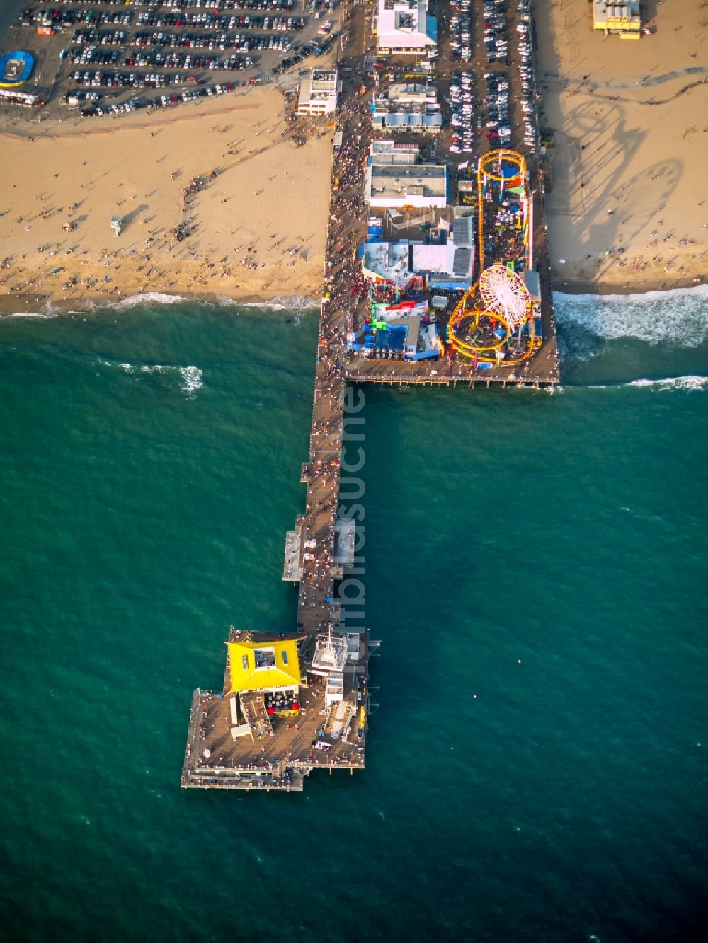 Santa Monica aus der Vogelperspektive: Santa Monica Pier am Sandstrand an der Pazifikküste in Santa Monica in Kalifornien, USA