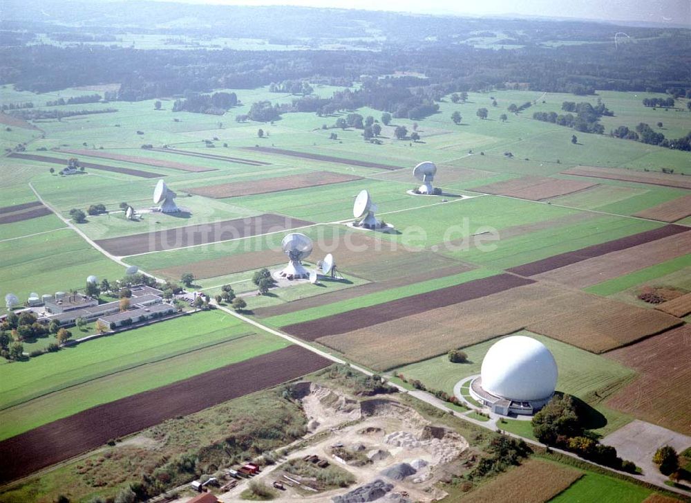 Aristing aus der Vogelperspektive: Satellitenempfangs- und Sendeanlagen der TELEKOM bei Aristing in Bayern.