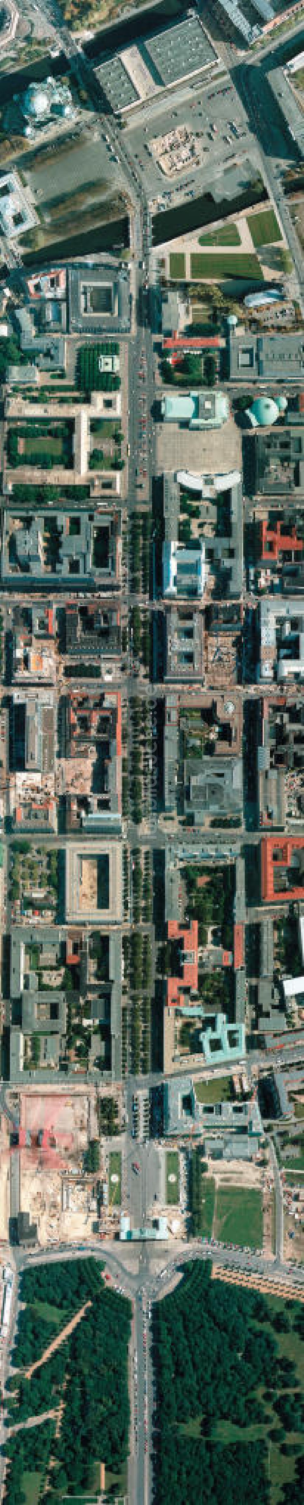 Luftaufnahme Berlin - Satellitenperspektive auf die Flaniermeile der Berliner City, die Strasse Unter den Linden vom Brandenburger Tor bis zum Berliner Dom / Palast der Republik.