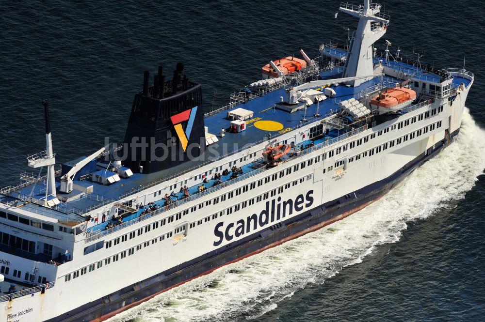 Luftaufnahme ROSTOCK - WARNEMÜNDE - Scandlines Fähre vor der Ostseeküste Warnemünde