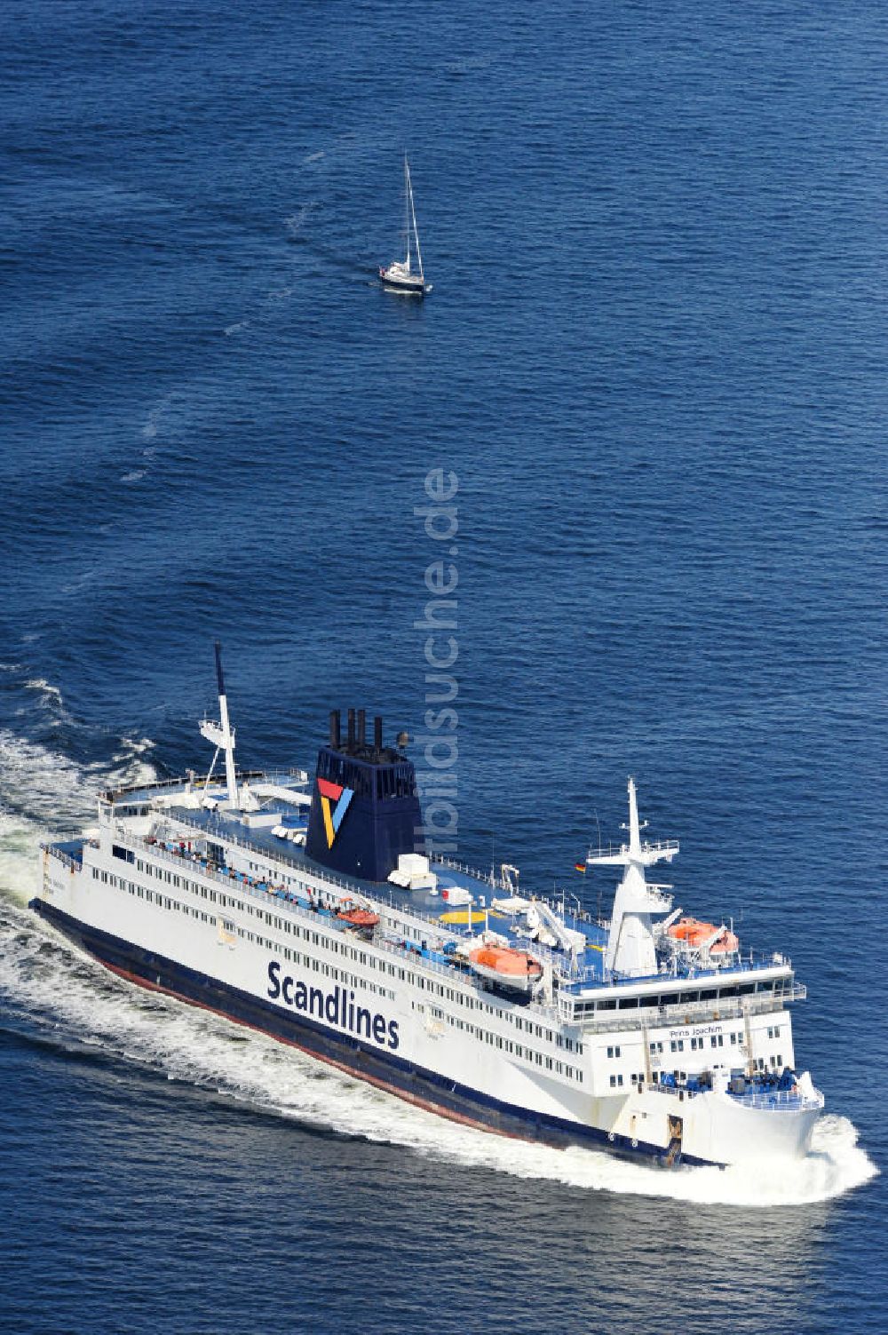 Luftbild ROSTOCK - WARNEMÜNDE - Scandlines Fähre vor der Ostseeküste Warnemünde