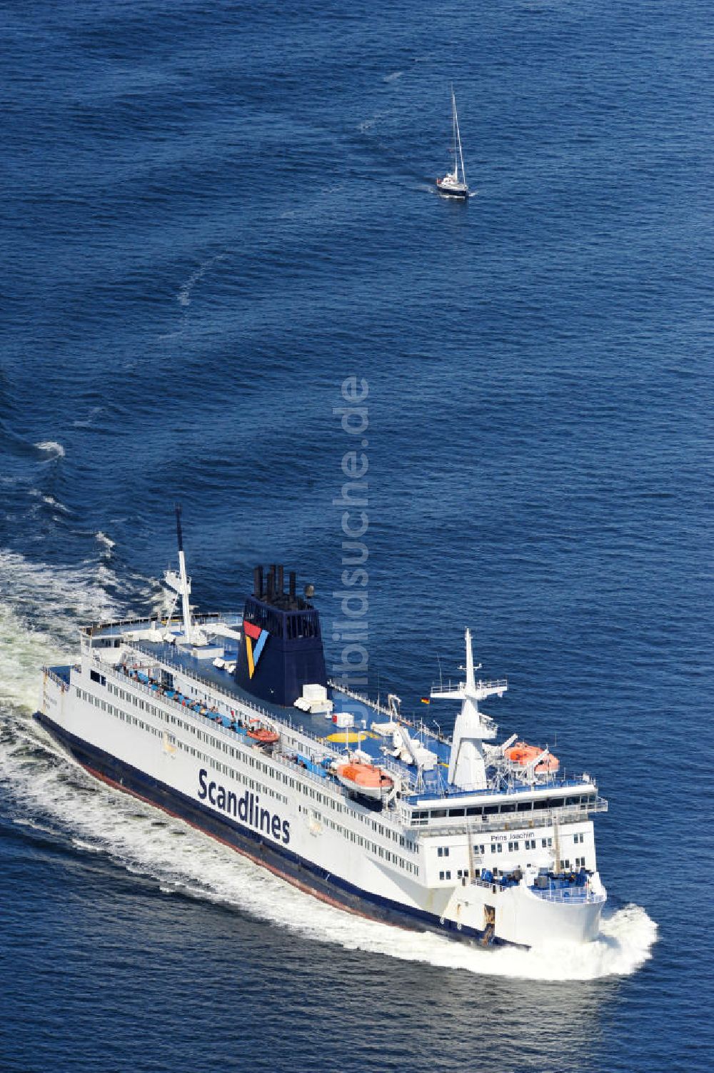 Luftaufnahme ROSTOCK - WARNEMÜNDE - Scandlines Fähre vor der Ostseeküste Warnemünde