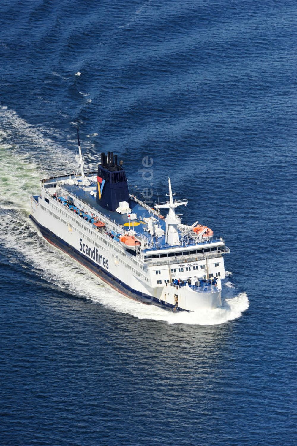 ROSTOCK - WARNEMÜNDE von oben - Scandlines Fähre vor der Ostseeküste Warnemünde