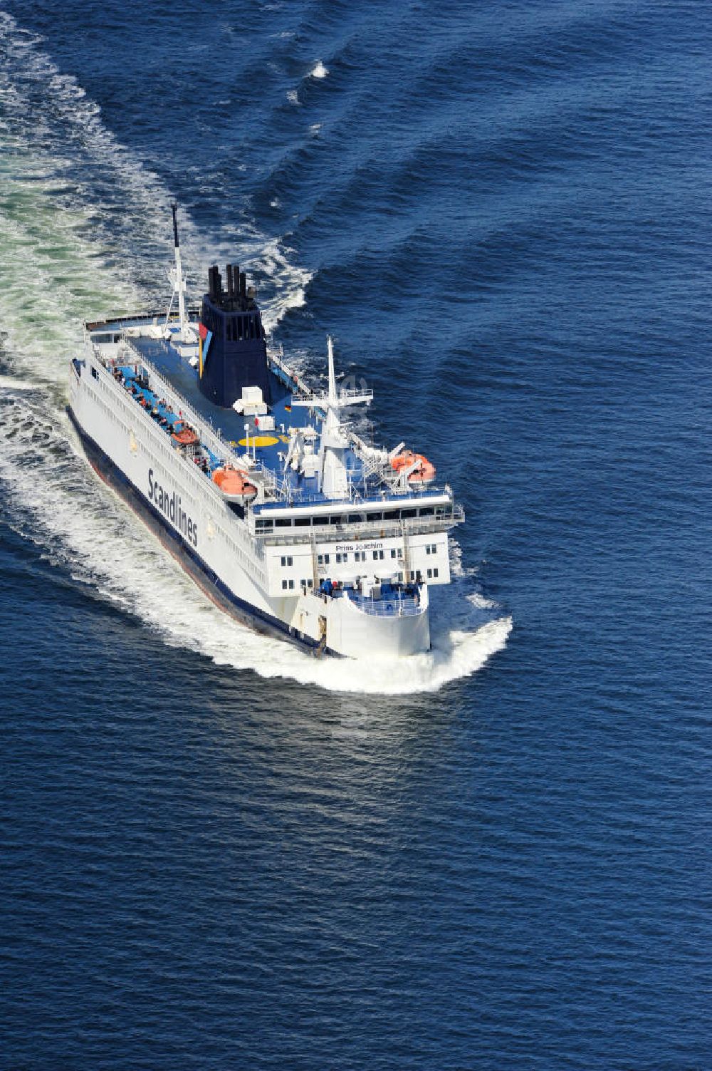 ROSTOCK - WARNEMÜNDE aus der Vogelperspektive: Scandlines Fähre vor der Ostseeküste Warnemünde