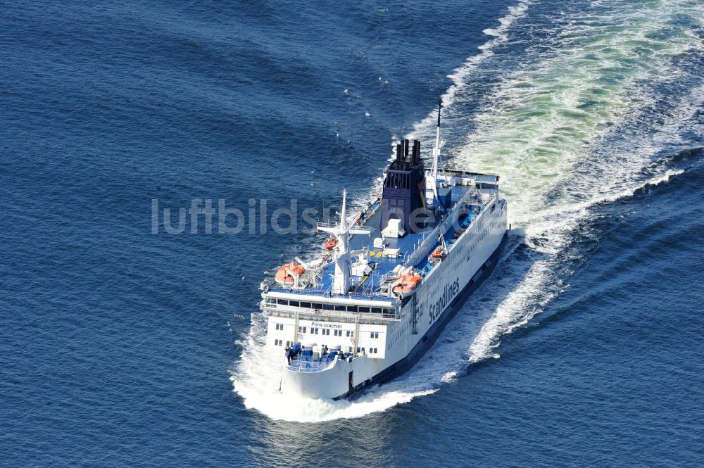 ROSTOCK - WARNEMÜNDE aus der Vogelperspektive: Scandlines Fähre vor der Ostseeküste Warnemünde