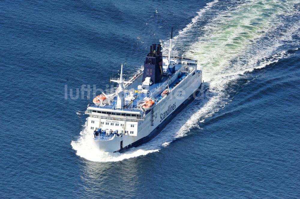 Luftaufnahme ROSTOCK - WARNEMÜNDE - Scandlines Fähre vor der Ostseeküste Warnemünde