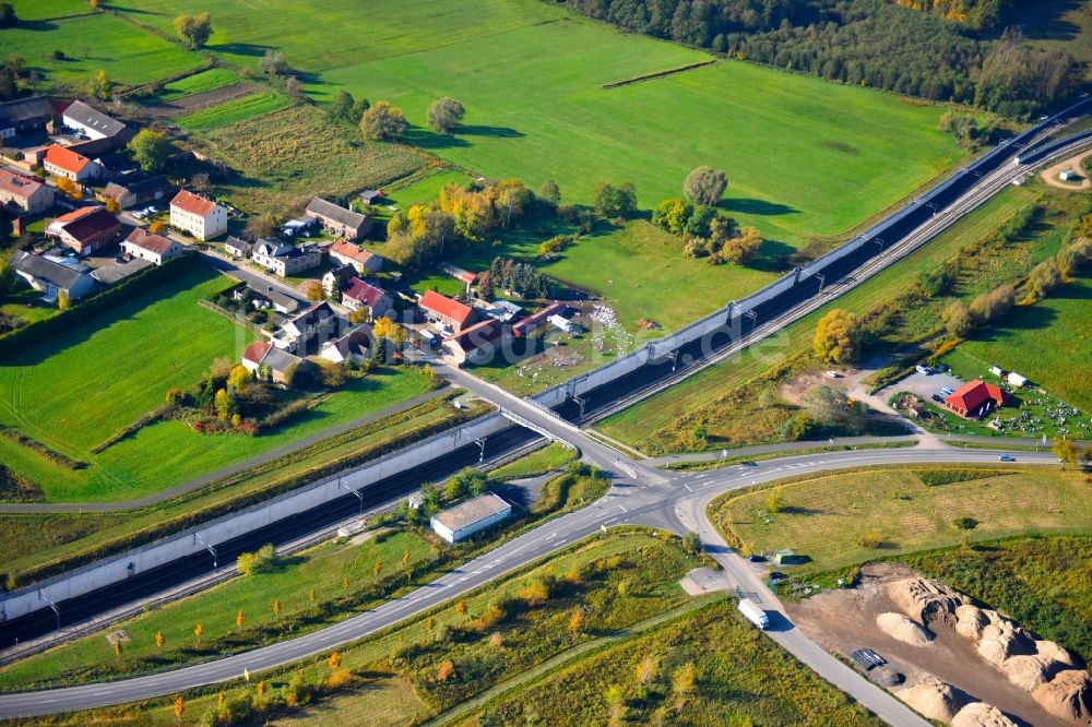 Luftaufnahme Selchow - Schallschutzwand, Schienen- Gleis- und Oberleitungsstrang im Streckennetz der Deutschen Bahn in Selchow im Bundesland Brandenburg, Deutschland