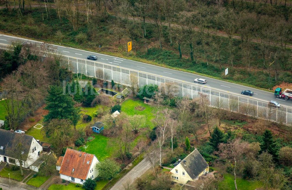 Duisburg aus der Vogelperspektive: Schallschutzwände an der B255 in Duisburg im Bundesland Nordrhein-Westfalen