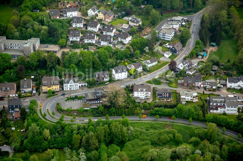 Gevelsberg von oben - Scharfe Kurve einer Straßenführung in Gevelsberg im Bundesland Nordrhein-Westfalen