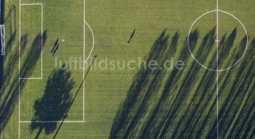 Haltern am See aus der Vogelperspektive: Schatten - Landschaft von Baumreihen an einem Fußballplatz in Haltern im Bundesland Nordrhein-Westfalen