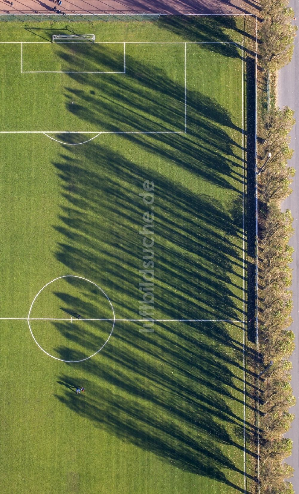 Haltern am See von oben - Schatten - Landschaft von Baumreihen an einem Fußballplatz in Haltern im Bundesland Nordrhein-Westfalen