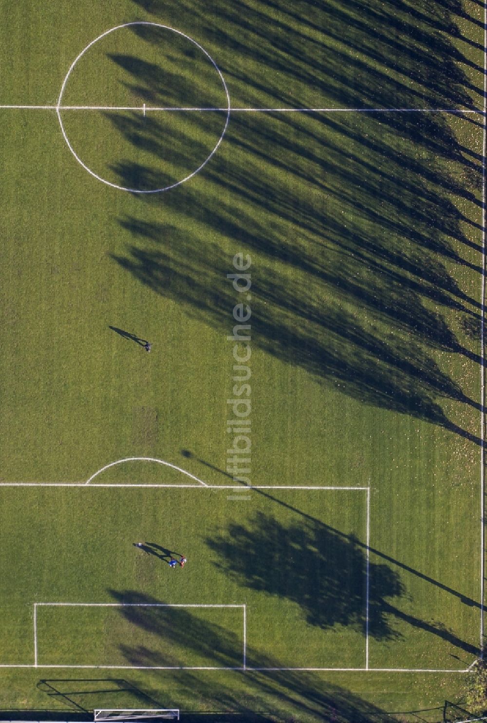 Luftbild Haltern am See - Schatten - Landschaft von Baumreihen an einem Fußballplatz in Haltern im Bundesland Nordrhein-Westfalen