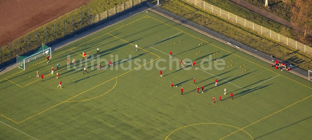 Hamm aus der Vogelperspektive: Schattenspiele beim Fußballtraining auf dem Sportplatz der Hammer Sportvereinigung HSV in Hamm im Bundesland Nordrhein-Westfalen