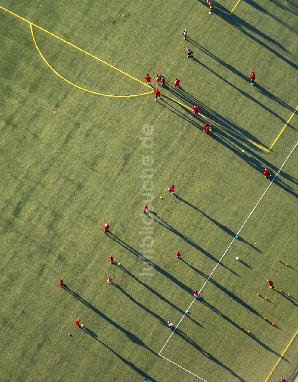 Luftbild Hamm - Schattenspiele beim Fußballtraining auf dem Sportplatz der Hammer Sportvereinigung HSV in Hamm im Bundesland Nordrhein-Westfalen