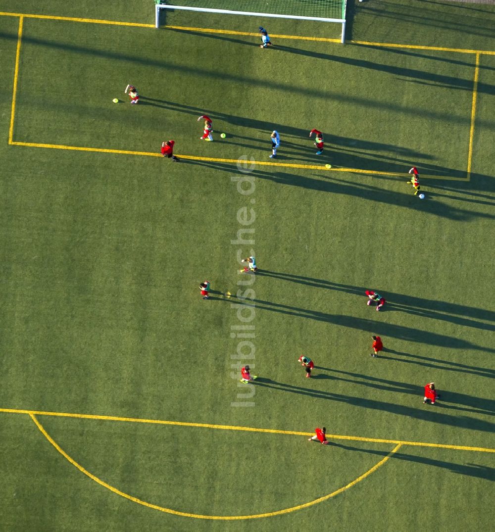 Luftaufnahme Hamm - Schattenspiele beim Fußballtraining auf dem Sportplatz der Hammer Sportvereinigung HSV in Hamm im Bundesland Nordrhein-Westfalen