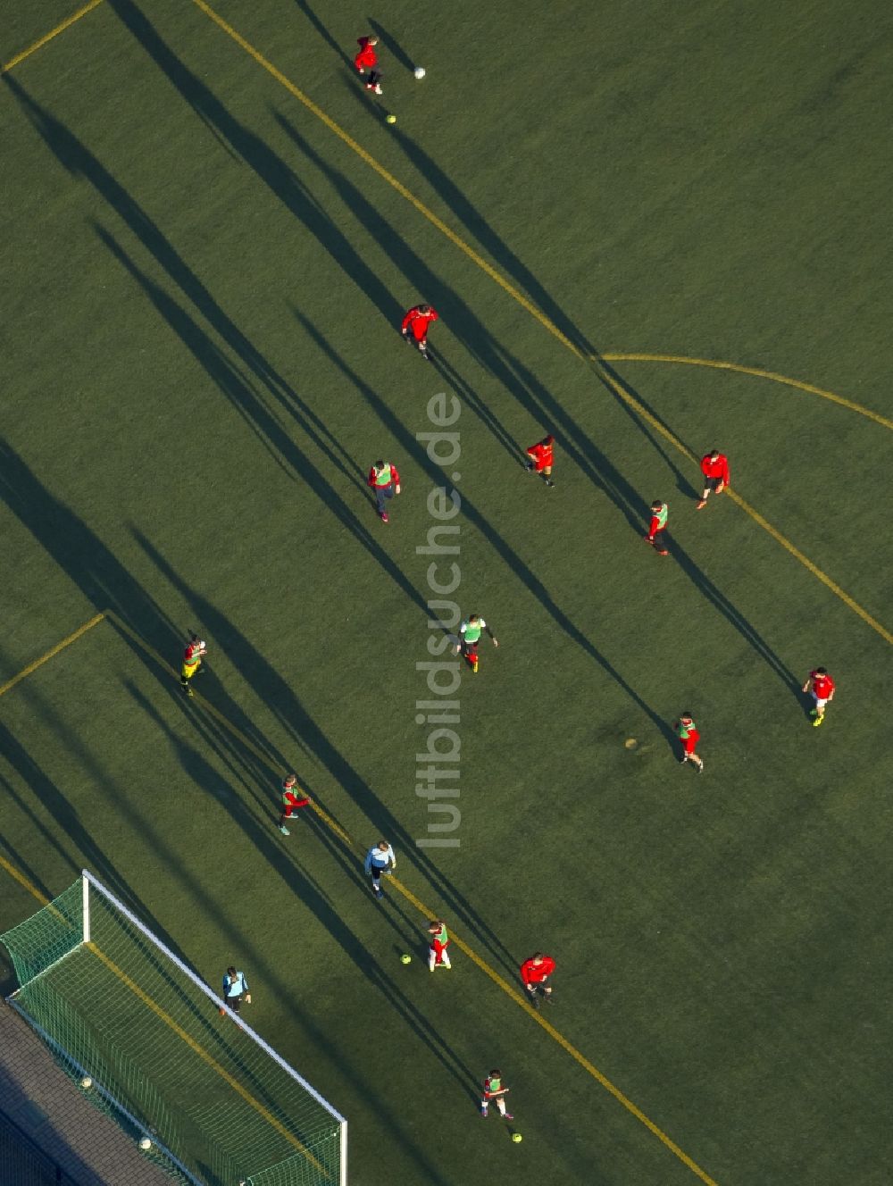 Hamm von oben - Schattenspiele beim Fußballtraining auf dem Sportplatz der Hammer Sportvereinigung HSV in Hamm im Bundesland Nordrhein-Westfalen