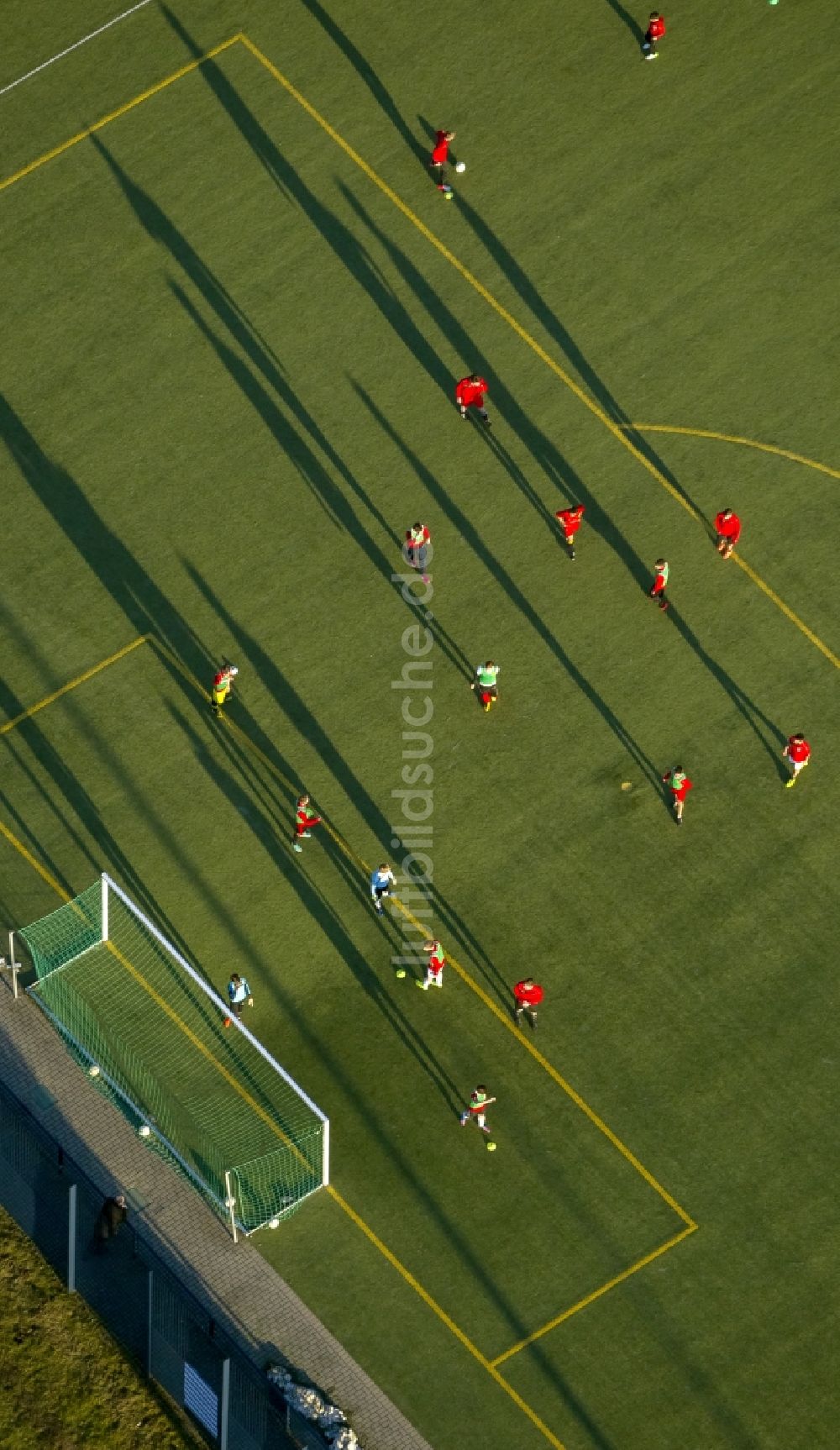 Hamm aus der Vogelperspektive: Schattenspiele beim Fußballtraining auf dem Sportplatz der Hammer Sportvereinigung HSV in Hamm im Bundesland Nordrhein-Westfalen