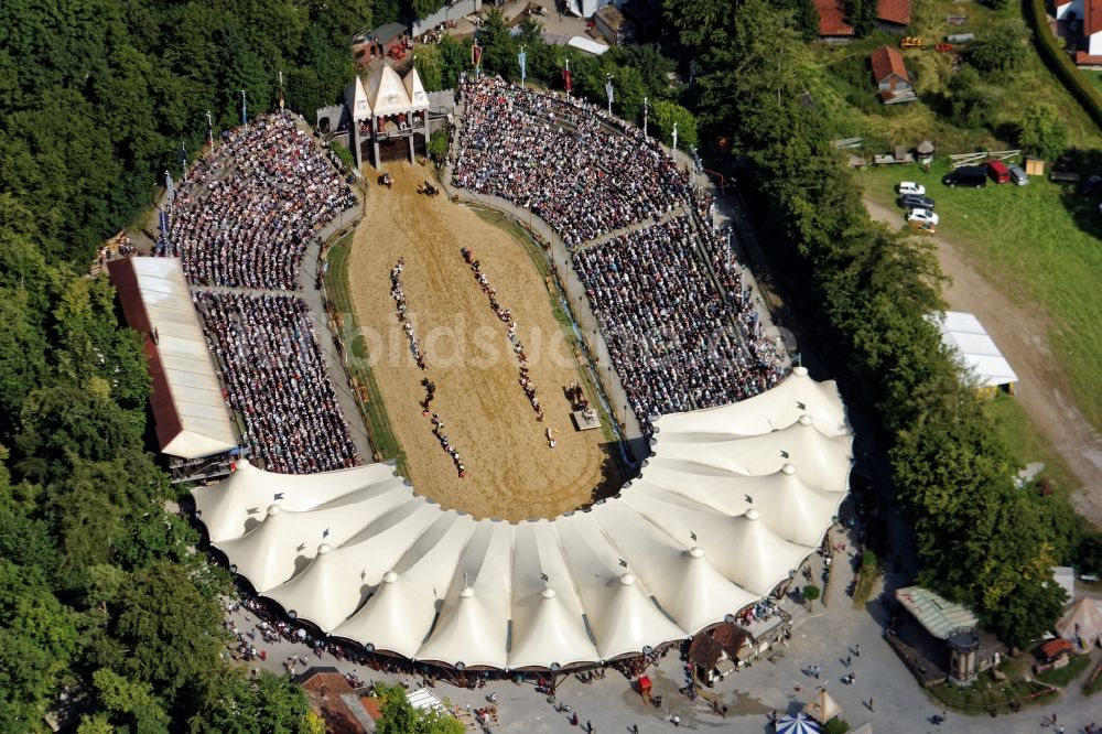 Luftaufnahme Geltendorf - Schaukämpfe in der Arena des Kaltenberger Ritterturniers auf Schloss Kaltenberg in Geltendorf im Bundesland Bayern