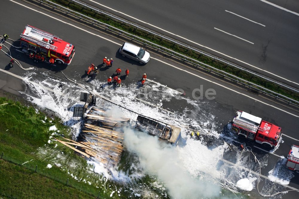 Luftaufnahme Hollenstedt - Schaumteppich- Löscharbeiten der Feuerwehr bei einem LKW- Lastkraftwagen- Brand- Feuer auf der BAB Autobahn A1 - E22 bei Hollenstedt im Bundesland Niedersachsen