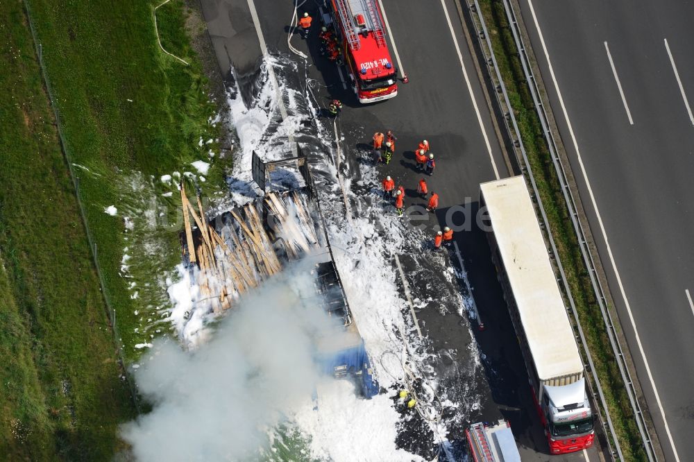 Hollenstedt aus der Vogelperspektive: Schaumteppich- Löscharbeiten der Feuerwehr bei einem LKW- Lastkraftwagen- Brand- Feuer auf der BAB Autobahn A1 - E22 bei Hollenstedt im Bundesland Niedersachsen