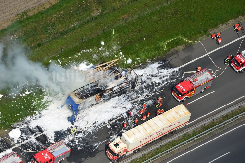 Hollenstedt von oben - Schaumteppich- Löscharbeiten der Feuerwehr bei einem LKW- Lastkraftwagen- Brand- Feuer auf der BAB Autobahn A1 - E22 bei Hollenstedt im Bundesland Niedersachsen