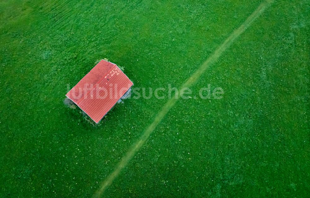 Luftbild Sulzberg - Scheunen- Gebäude auf grüner Wiese in Sulzberg in Vorarlberg, Österreich