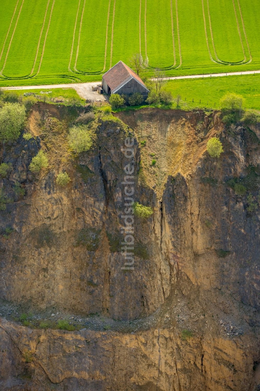 Luftbild Brilon - Scheunen- Gebäude am Rande von Feldern am Steinbruch und Schotterwerk Thülen GmbH in Brilon im Bundesland Nordrhein-Westfalen