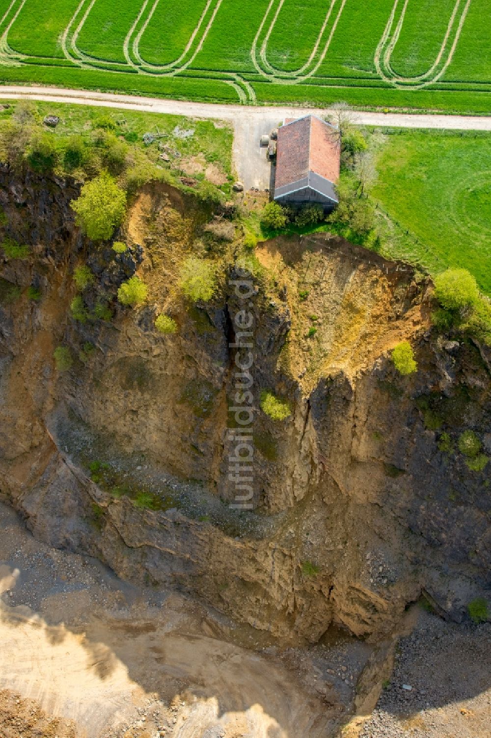 Brilon von oben - Scheunen- Gebäude am Rande von Feldern am Steinbruch und Schotterwerk Thülen GmbH in Brilon im Bundesland Nordrhein-Westfalen