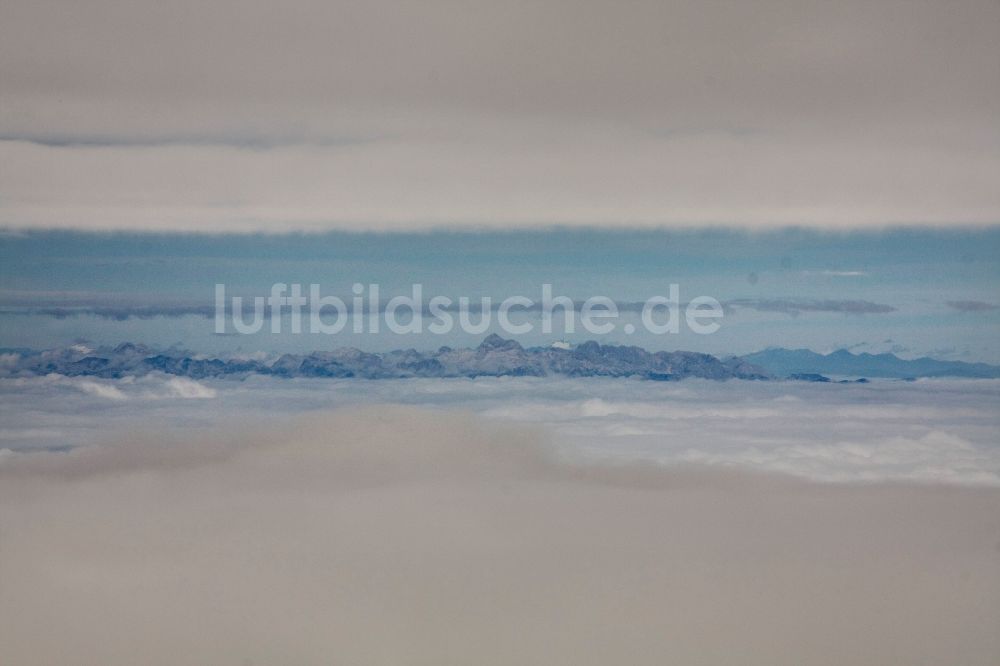 Maribor aus der Vogelperspektive: Schichtbewölkung durch Wolkenschichten wird der Blick auf das Alpenpanorama bei Maribor in Slovenien