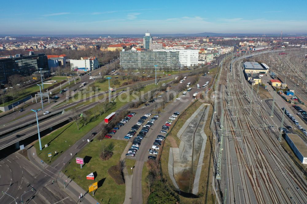 Halle (Saale) von oben - Schienen- Gleis- und Oberleitungsstrang entlang der Delitzscher Straße im Streckennetz der Deutschen Bahn in Halle (Saale) im Bundesland Sachsen-Anhalt, Deutschland